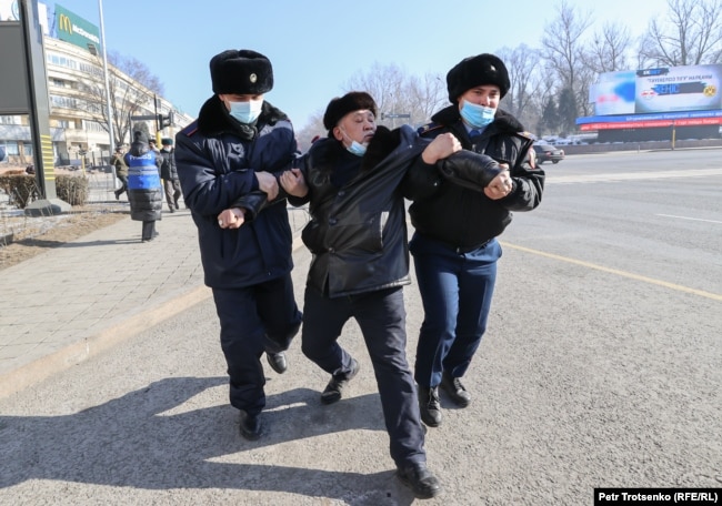 Казахстан. Полицейские задерживают пожилого мужчину. Алматы, 10 января 2021 года.