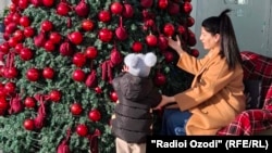 Рухшона Ҳакимова бо фарзандаш. Акс аз бойгонӣ