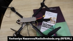 Знекшкоджений російський дрон, який знайшли під час евакуації