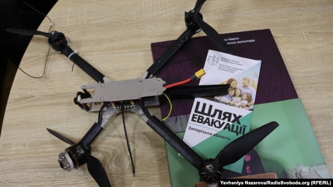Знекшкоджений російський дрон, який знайшли під час евакуації