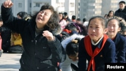 Жители КНДР оплакивают Ким Чен Ира, 19 декабря 2011 года.