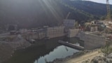Imagine cu amenajări pe râul Bâsca Mare, la Surduc, în județul Covasna, unde compania de stat Hidroelectrica vrea să finalizeze un baraj – de aici, apa urmează să ajungă printr-o conductă de 16 kilometri la hidrocentrala Nehoiașu II, în județul Buzău.
