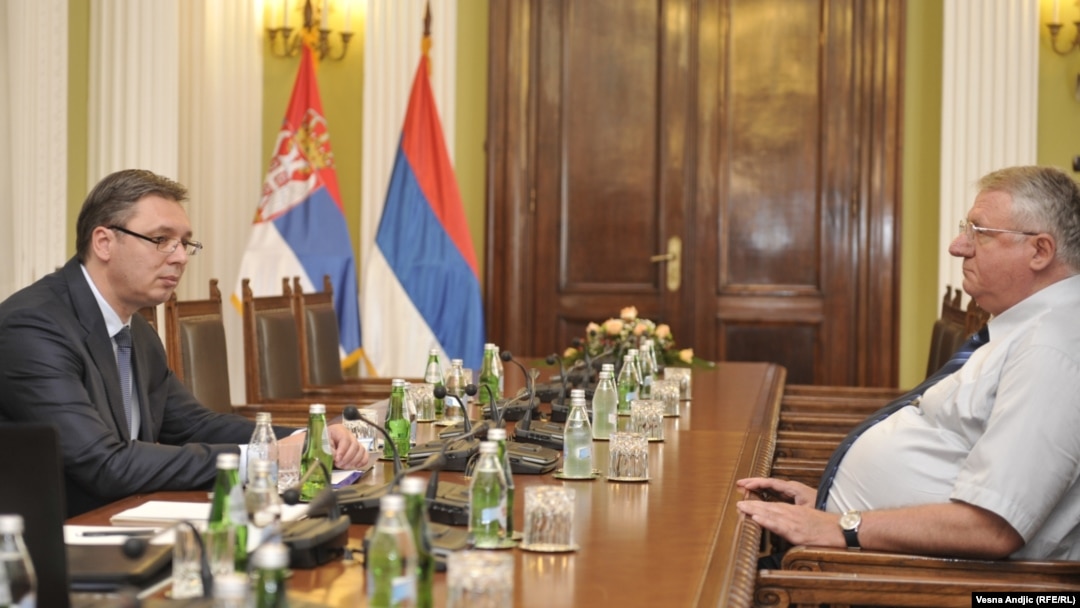 Aleksandar Vučić u vreme kad je bio premijer Srbije sa osuđenim ratnim zločincem Vojislavom Šešeljom tokom konsultacija za novu vladu, 2016. godine