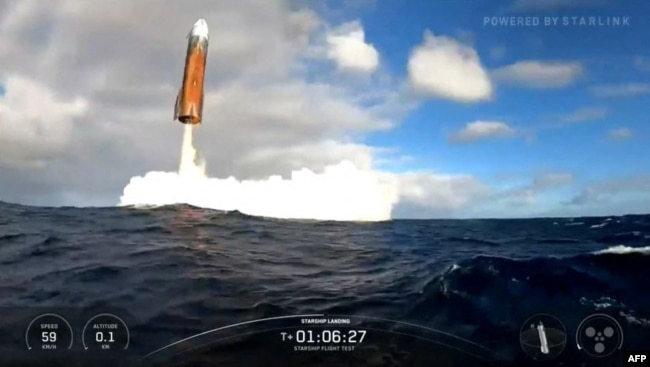 این تصویر ثابت که از پخش زنده اسپیس‌ایکس گرفته شده، بخش بالایی موشک استارشیپ اسپیس‌ایکس را نشان می‌دهد که پس از پرتاب از تگزاس در اقیانوس هند فرود می‌آید