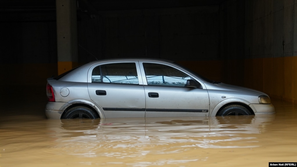 Një veturë e bllokuar në ujë në Komunën e Malishevës më 6 janar pas reshjeve të shiut.