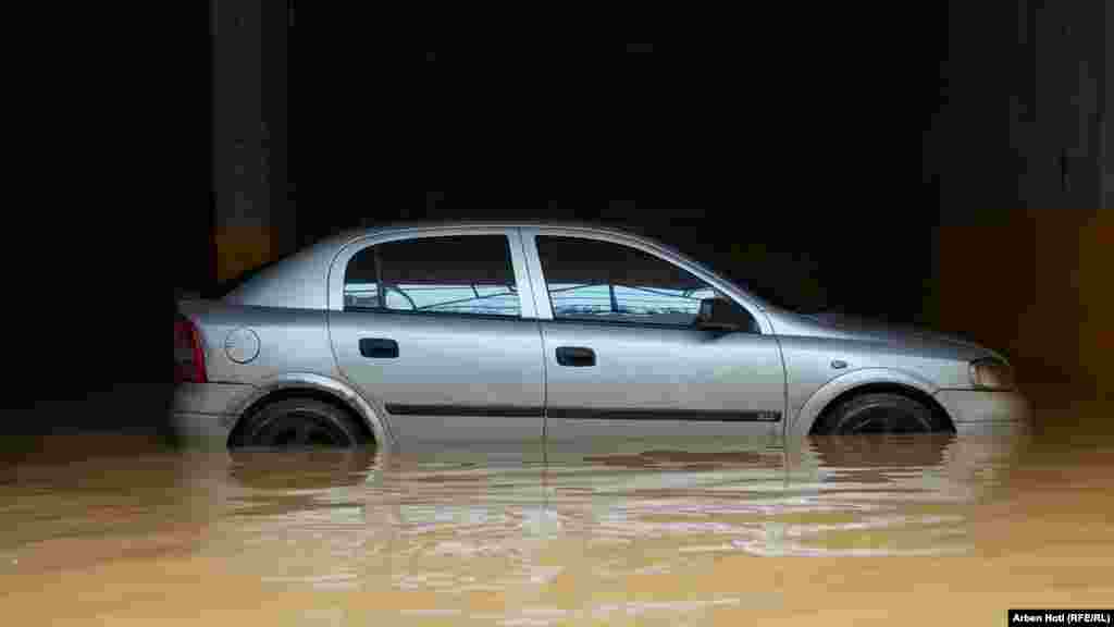 Automobil zaglavljen u vodi na području opštine Mališevo 6. januara nakon obilne kiše.