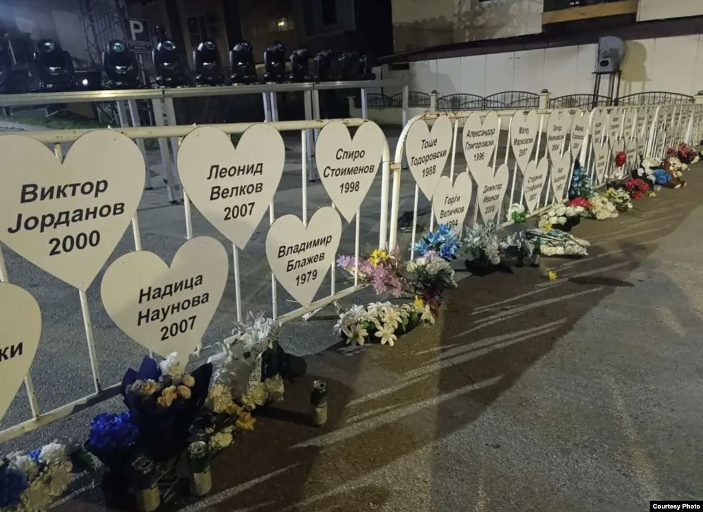 Emrat e viktimave u shkruan në zemra që u varën në rrethojat e diskotekës së dikurshme.