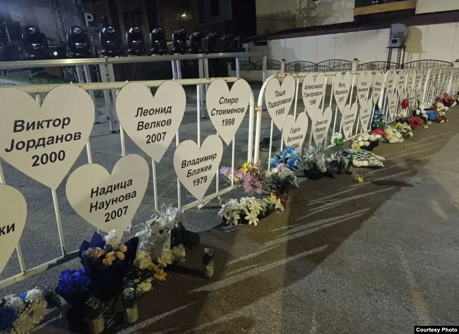 Emrat e viktimave u shkruan në zemra që u varën në rrethojat e diskotekës së dikurshme.
