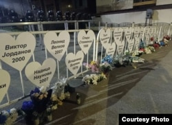 Emrat e viktimave u shkruan në zemra që u varën në rrethojat e diskotekës së dikurshme.