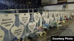 Roditelji žrtava okupili su se ispred diskoteke Pulse 16. marta 2026. godine u 2:32 ujutro.