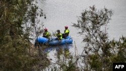 Membrii unei echipe de salvare caută persoane dispărute pe râul Guadalupe din Kerrville, Texas. 6 iulie 2025.
