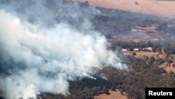 Dim od šumskih požara diže se severno od Beauforta, blizu Balarata u Viktoriji, Australija 24. februara 2024.
