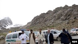 د ولسي جرګې یوشمېرغړي هم د سړکونو د بیا رغولو د نه څارنې له امله انتقاد کوي.