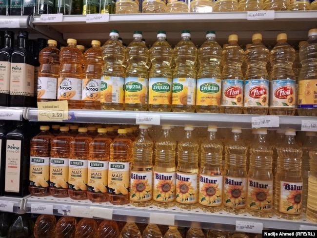 Vaji në raftet e një marketi në Prishtinë, 8 dhjetor.