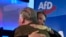 Candidaţi reprezentând formaţiunea Alternativa pentru Germania (AfD) Alexander Gauland şi Alice Weidel se felicită în cadrul unui eveniment la Berlin