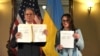 Ministrul american de finanțe, Scott Bessent, și prim-viceprim-ministra ucraineană, Iulia Sviridenko, demonstrând acordul privind mineralele semnat de ei la Washington, pe 30 aprilie 2025