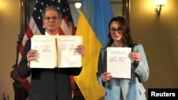 ԱՄՆ ֆինանսների նախարար Սքոթ Բեսենթը և Ուկրաինայի առաջին փոխվարչապետ Յուլիա Սվիրիդենկոն համաձայնագրի ստորագրումից հետո, Վաշինգտոն, 30-ը ապրիլի, 2025թ.