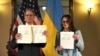 АКШнын Финансы министри Скотт Бессент жана Украинанын вице-премьер-министри Юлия Свириденко келишимге кол койгондон кийин. Вашингтон, 30-апрель 2025-жыл