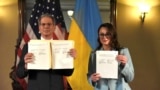 АКШнын Финансы министри Скотт Бессент жана Украинанын вице-премьер-министри Юлия Свириденко келишимге кол койгондон кийин. Вашингтон, 30-апрель 2025-жыл