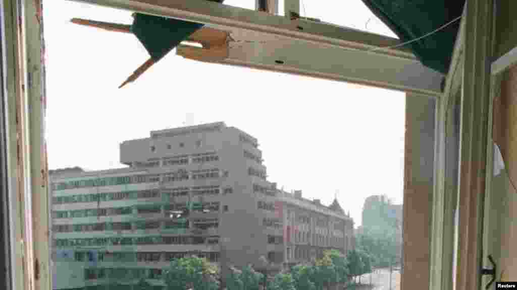 Ilyen volt a kilátás a jugoszláv külügyminiszter, Zivadin Jovanović irodájából 1999 áprilisában. 2005-ben a megrongálódott épületet kulturális örökségként védetté nyilvánították, de nem újították fel