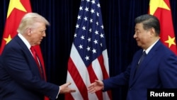 Președintele SUA, Donald Trump, și liderul chinez, Xi Jinping, se salută la începutul discuțiilor de la Busan, pe 30 octombrie.