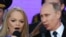Володимир Путін і співачка Лариса Доліна співають російський гімн на концерті. Березень 2015 року