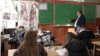 Lecție de biologie la gimnaziul din satul Corbu. Biologia, împreună cu chimia și fizica, urma să fie integrată într-o singură disciplină – „Știința”.