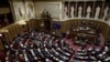 Френски сенатори присъстват на дебат за гласуване на правителствен план за вписване на "свободата" за аборт във френската конституция в Париж, 28 февруари 2024 г.