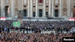 Ljudi koriste svoje telefone za snimanje, dok se novoizabrani papa Leo XIV, kardinal Robert Prevost iz Sjedinjenih Država pojavljuje na balkonu bazilike Svetog Petra, 8. maja 2025.