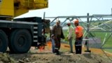 Muncitori turci pe șantierul din satul Borogani, raionul Leova, asamblând unul din cei peste 500 de piloni de pe traseul viitoarei linii de înaltă tensiune Vulcănești-Chișinău, 10 iunie 2025.