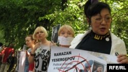 Интернет мыйзамы талкууланып жаткан кезде казакстандык активисттер бир нече ирээт нааразылык акцияларын өткөрүшкөн. 2009-жыл, июнь. 