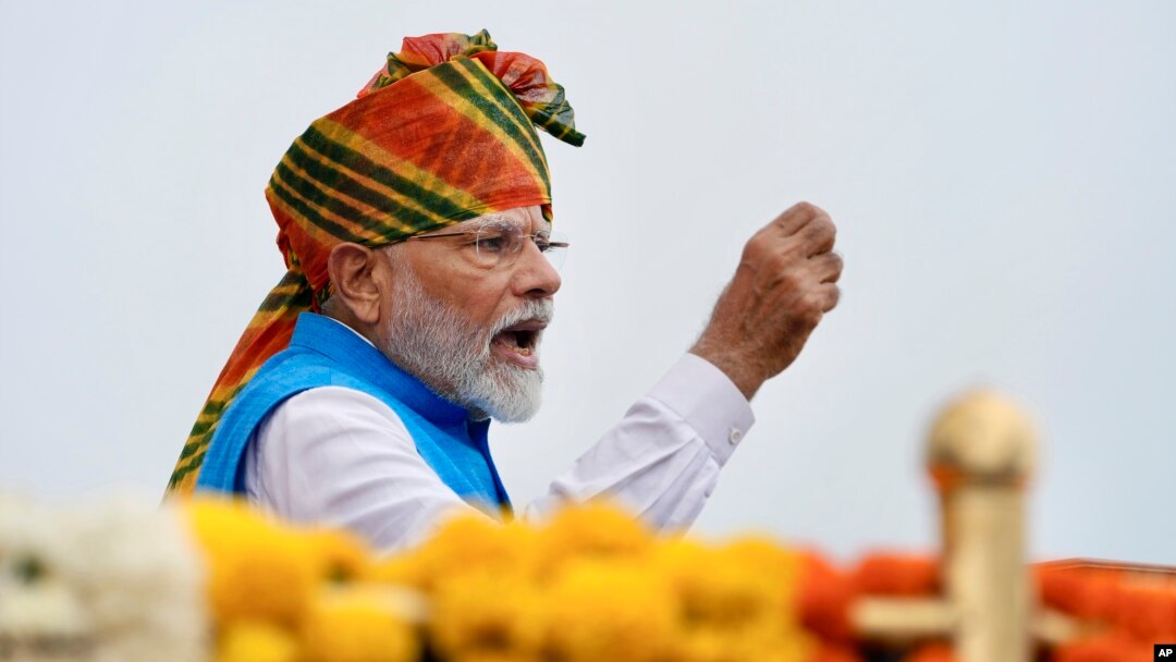 Kryeministri indian, Narendra Modi, i drejtohet kombit nga monumenti i Kalasë së Kuqe të epokës Mughal të shekullit XVII në festën e Ditës së Pavarësisë, në Nju Delhi, Indi, të enjten, 15 gusht 2024.