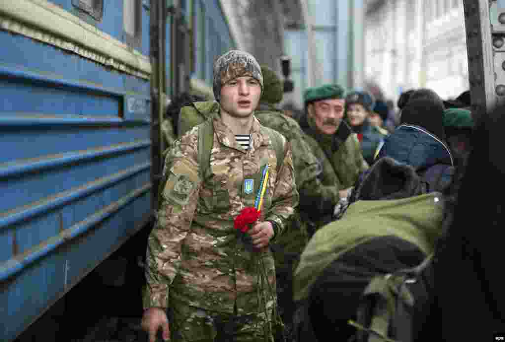 Родичі і друзі зустрічають українських вояків, які повернулись з зони АТО. Львів, 23 лютого 2015 року