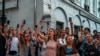 Белорусы демонстрируют паспорта перед зданием посольства в Москве в знак протеста против фальсификации выборов, 2020 г.