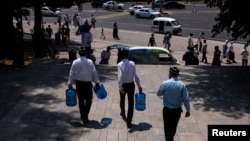 Архив. Тошкент кўчаларидан олинган тасвир. Сурат Reuters агентлигига тегишли. 2025 йил, 11 июн.