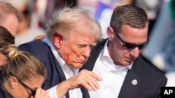 Fostul președinte american Donald Trump este escortat de la mitingul electoral din Butler, după tentativa de asasinat din 13 iulie.