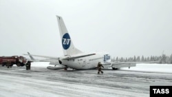 Усинск әуежайы алаңына апатты жағдайда қонған Boeing 737 ұшағы. Коми, Ресей, 9 ақпан 2020 жыл.