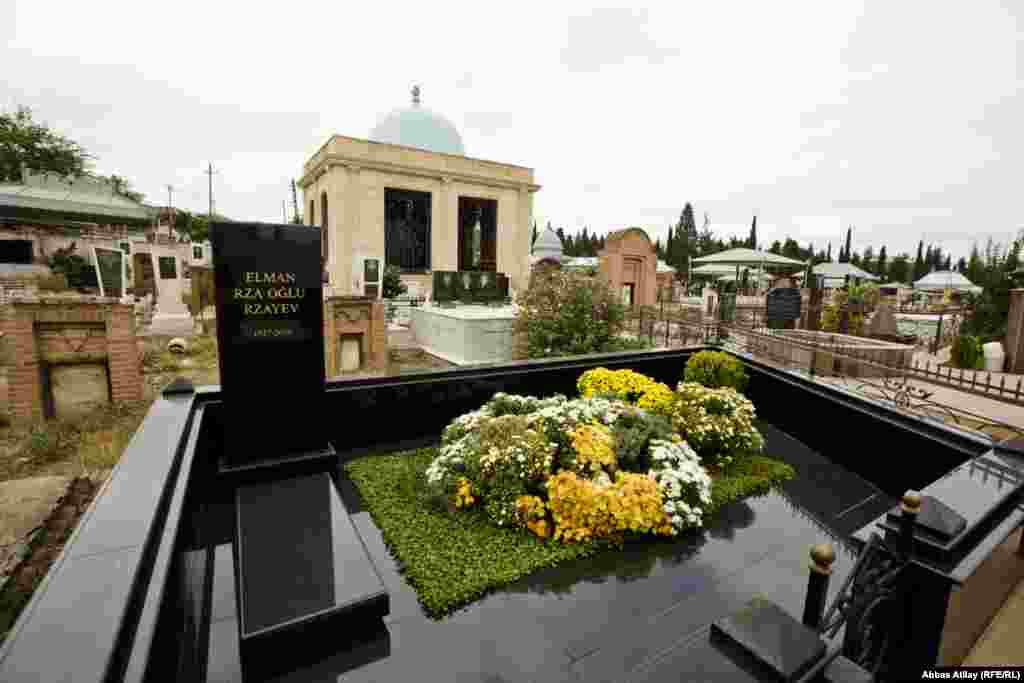 Qədim qəbirlərin arasında yeniləri.