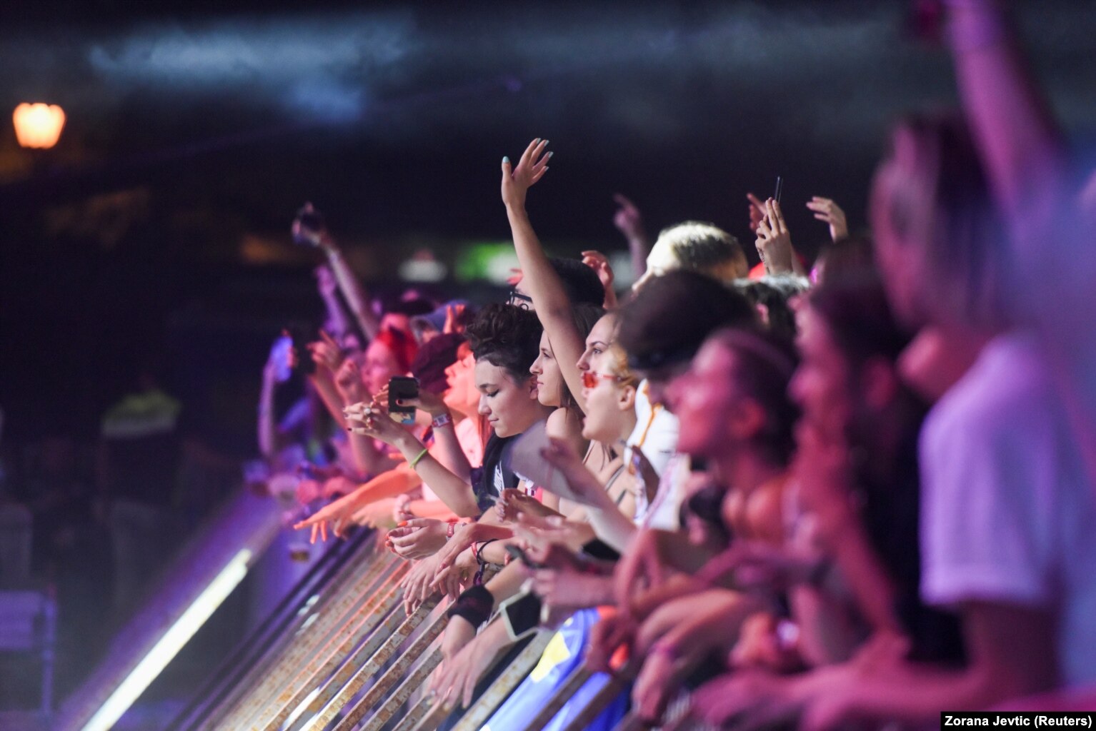 Pjesëmarrës në festivalin EXIT në Novi Sad, më 2021.