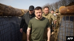 Președintele Volodimir Zelenski vizitează linia frontului din regiunea Harkov.