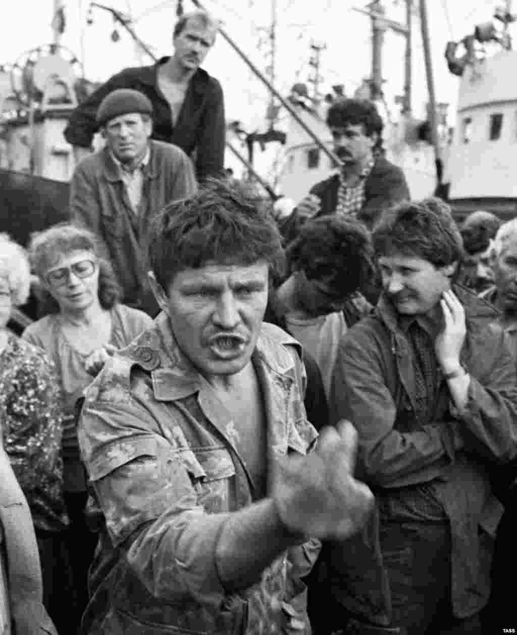 Russian fishermen at a rally defending Russia&#39;s possession of the Kuriles in the early &#39;90s. A 2016 poll showed 78 percent of Russian mainlanders were opposed to returning the disputed islands to Japan.