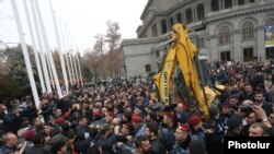 Protesters in a standoff with police near Yerevan's Opera House, 14 March 2019