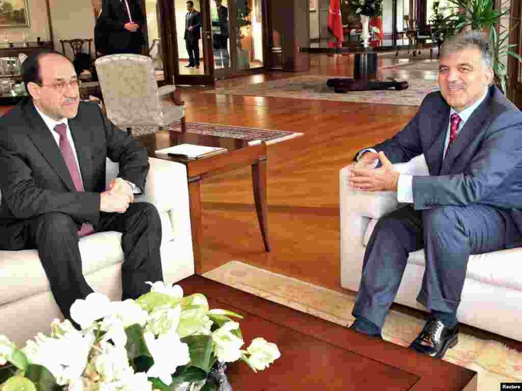 Turkey -- President Abdullah Gul (R) meets with Iraqi Prime Minister Nuri al-Maliki in Istanbul, 21Oct2010 - Turkey's President Abdullah Gul (R) meets Iraq's Prime Minister Nuri al-Maliki in Istanbul October 21, 2010. REUTERS/Murat Cetinmuhurdar/Presidential Palace Press Office/Handout (TURKEY - Tags: POLITICS) 