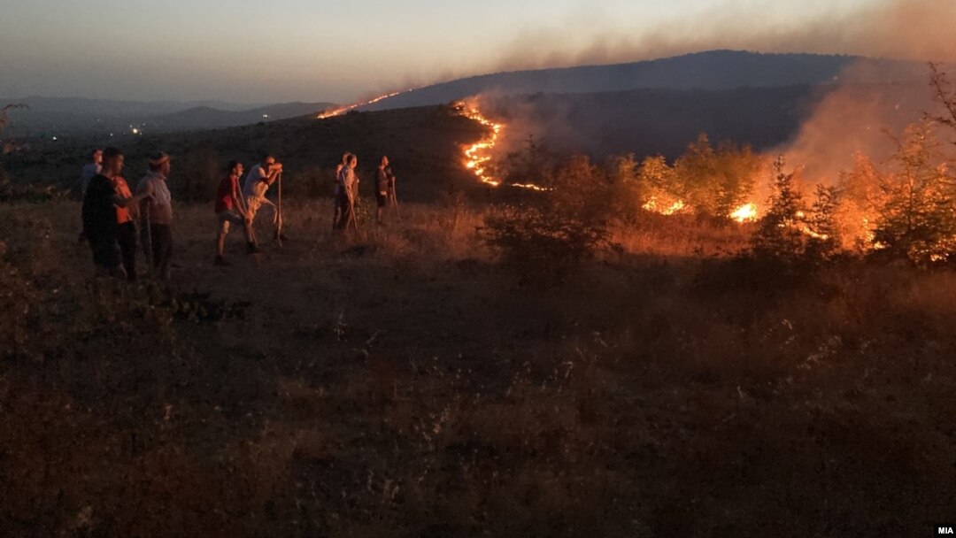 Пожар во Кочани. Неколку граѓани побарале помош поради отежнато дишење од чадот. Оштетени се куќи и возила. 02.08.2021.