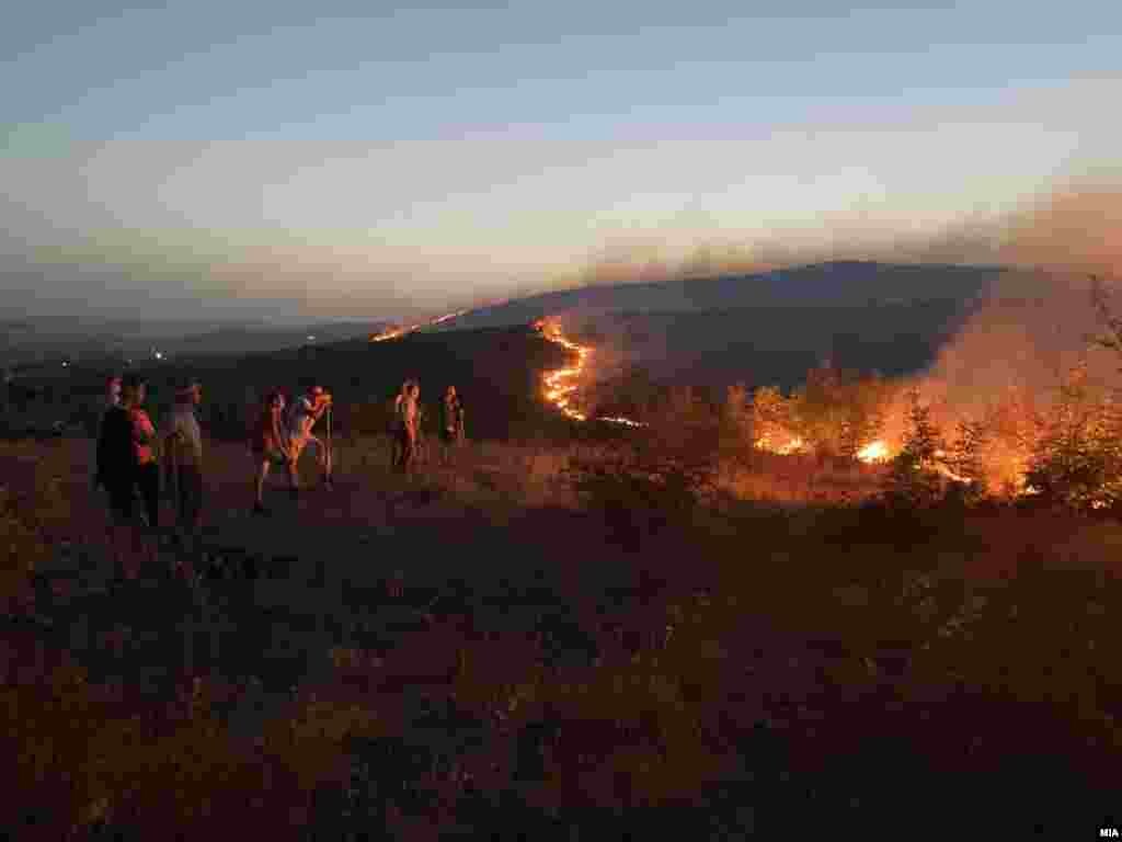 Пожар во Кочани. Неколку граѓани побарале помош поради отежнато дишење од чадот. Оштетени се куќи и возила. 02.08.2021.