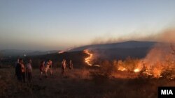 Пожар во Кочани. Неколку граѓани побарале помош поради отежнато дишење од чадот. Оштетени се куќи и возила. 02.08.2021.