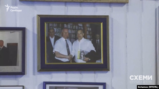 Серед них «Схеми» зауважують і фото з угорським прем'єром Віктором Орбаном