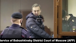 Алексей Навални в съдебната зала в събота. Той е поставен в стъклена клетка, от която наблюдава процеса.