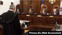 Ședința Curții Constituționale din 7 iulie 2026. Avocatul Adunării Populare de la Comrat (cu spatele) prezintă în fața Înaltei Curți contraargumentele sale.
