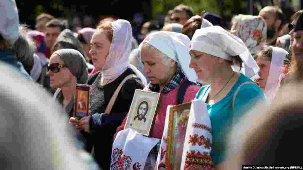 Вони моляться, тримають плакати &laquo;Законопроекти 4511 і 4128 &ndash; державні переслідування Української православної церкви&raquo;, &laquo;З нами Бог&raquo;